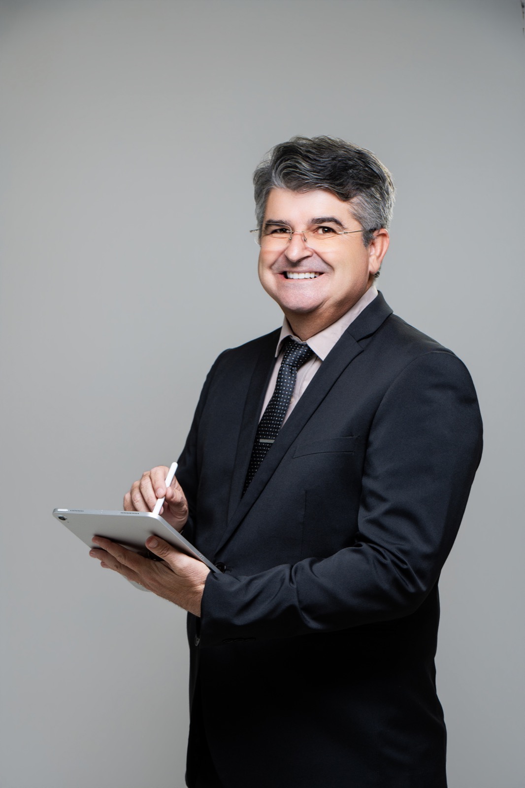 Fran Cruz utilizando um tablet