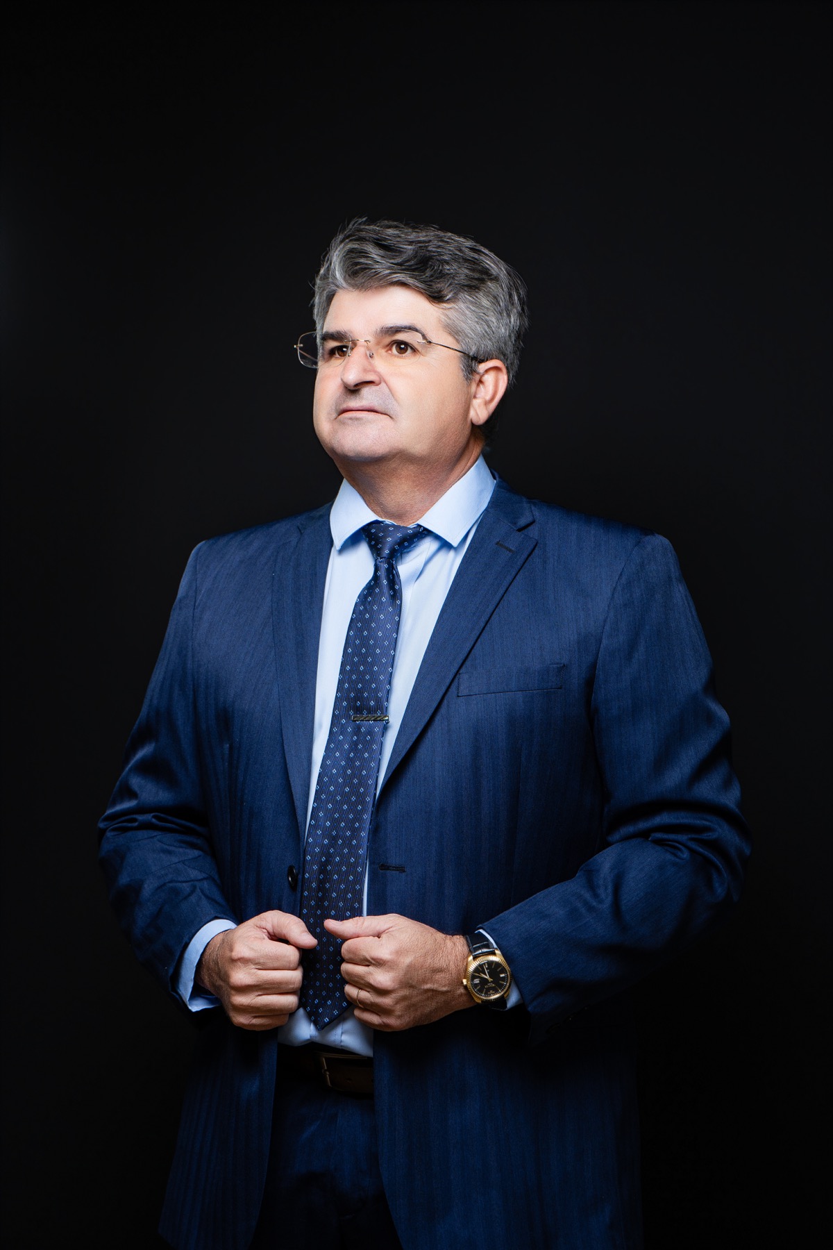 Fran Cruz de terno azul